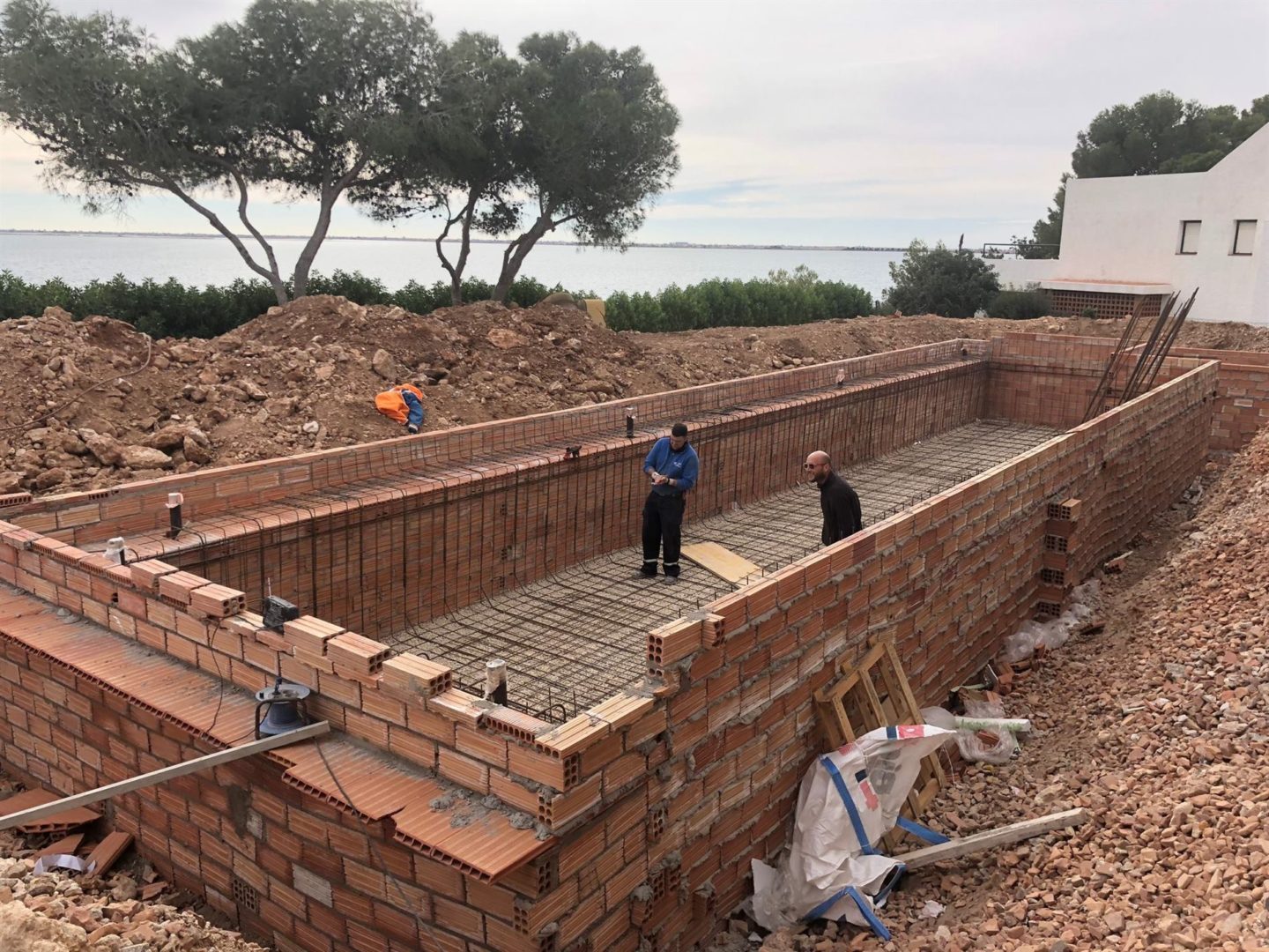 ENCOFRADO - paso piscinas de hormigón en Calafell