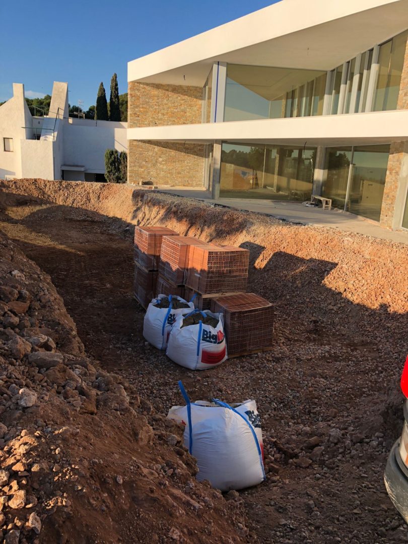 EXCAVACIÓN preparación para piscinas de hormigón en Calafell