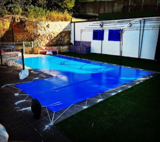 Toldo montado punta la mora 💦💦 llega el invierno y vamos invernando piscinas para no tener que poner bombas en marcha y ahorrar electricidad 💦💦
